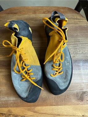 Rogue Women’s Climbing Shoes - Yellow and Gray